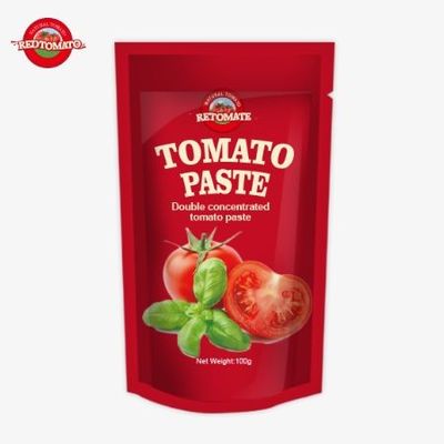 トマトパスタは100%純度で 100gのスタンドアップサケットに詰められています